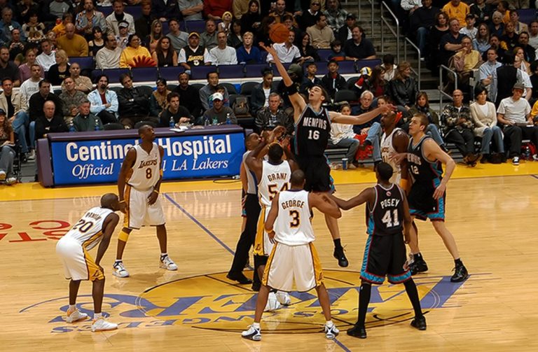 Los Angeles Lakers Took The Lead 2-0 In The Fight To Reach The Final
